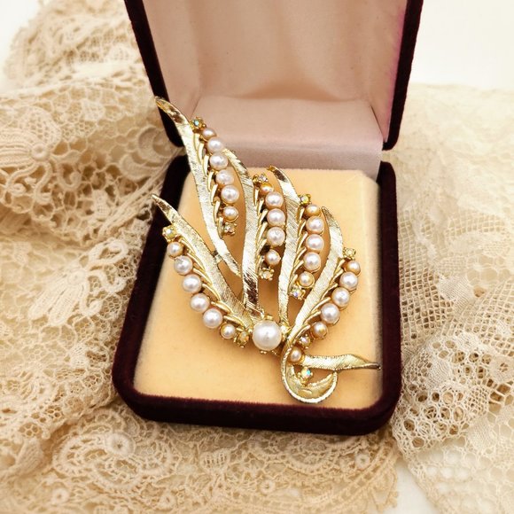 Vintage leaf brooch, Gold tone pin with pearls and AB crystals, Wedding floral - Picture 5 of 8